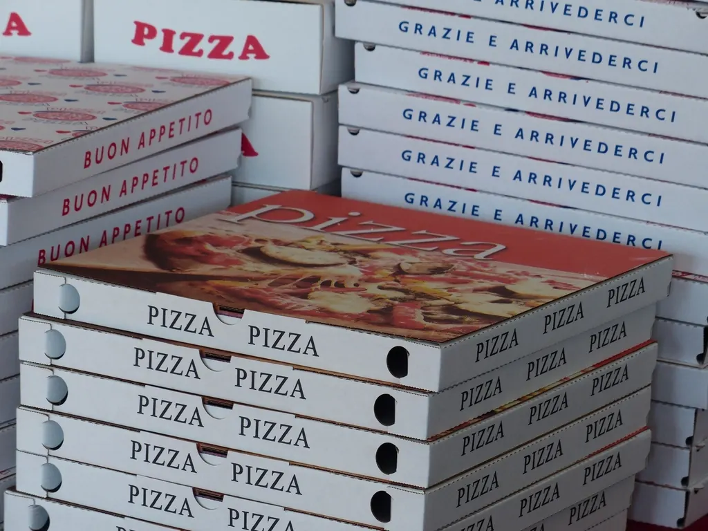 Een stapel pizzadozen, klaar voor de bestellingen