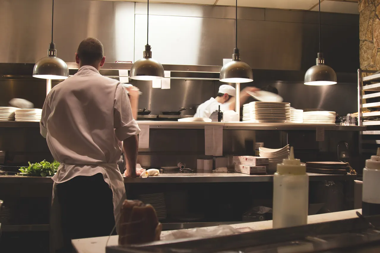 Koks aan het werk in een restaurantkeuken