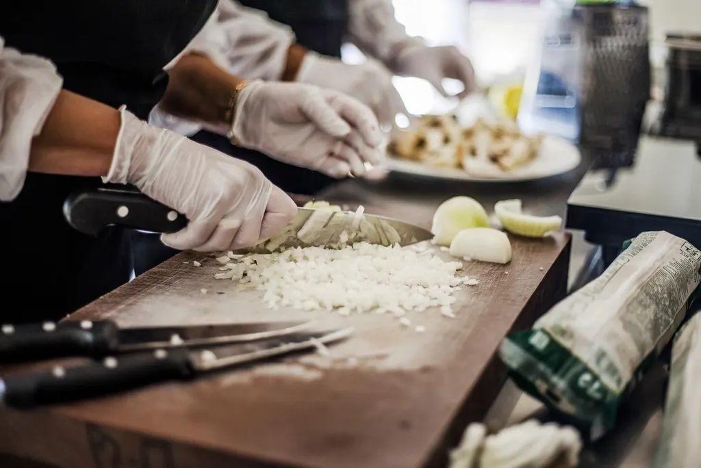 Uien snijden in een restaurantkeuken