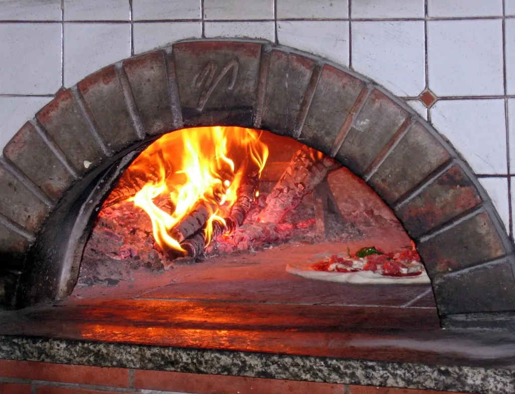 Het vuur in een stenen pizzaoven