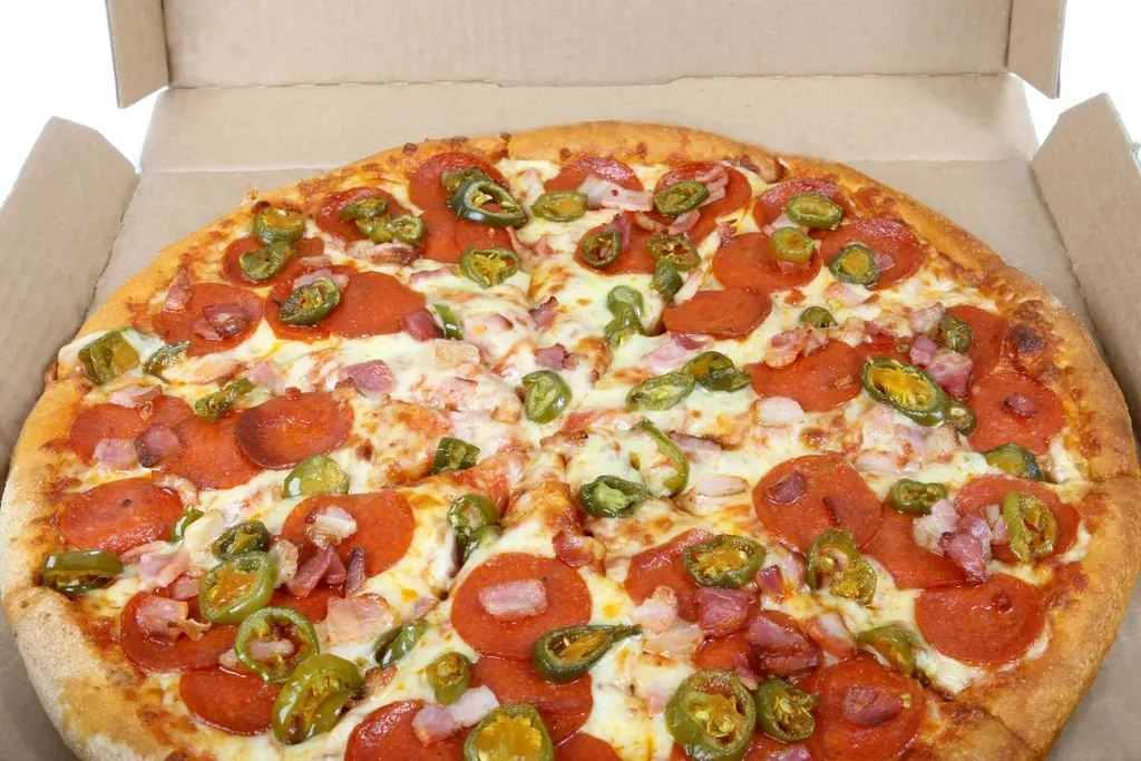 Een pizza in een open pizzadoos